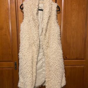 Women's Cream Faux Fur Vest‎